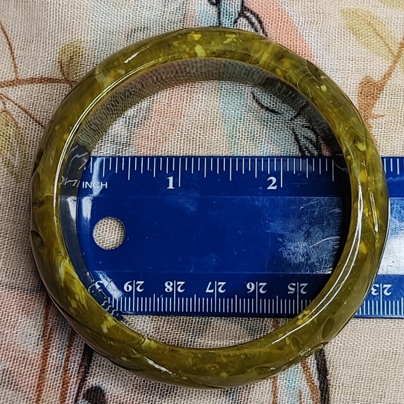 Olive Green Carved Vintage Plastic Slick Shiny Glossy Bangle Bracelet - Picture 10 of 10